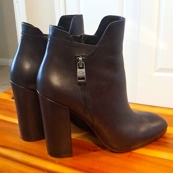 Andrew Marc square toe high heel ankle boots - Picture 5 of 8